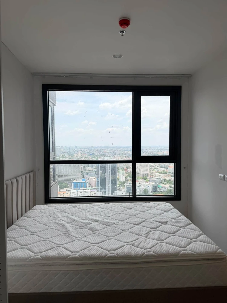 For Sale: XT Huai Khwang, 40th floor (very high level). Unfurnished unit, but comes with electrical appliances and bedroom furniture included. Act fas