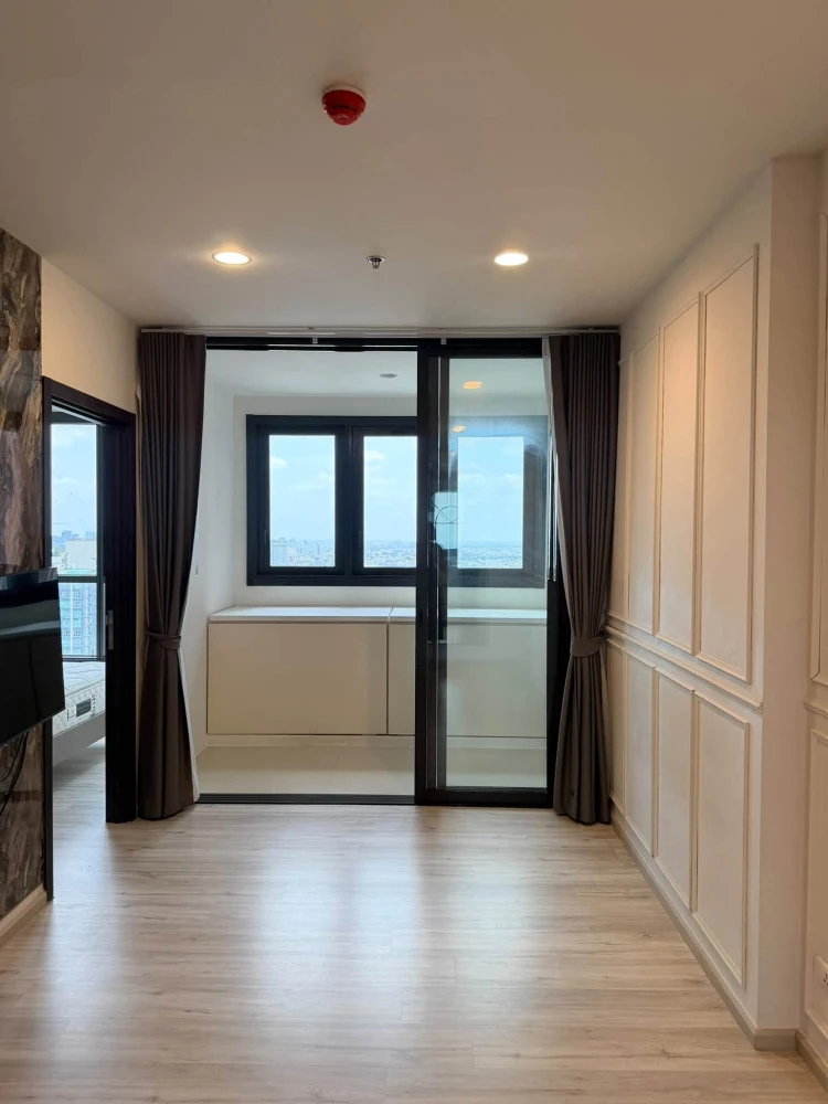 For Sale: XT Huai Khwang, 40th floor (very high level). Unfurnished unit, but comes with electrical appliances and bedroom furniture included. Act fas