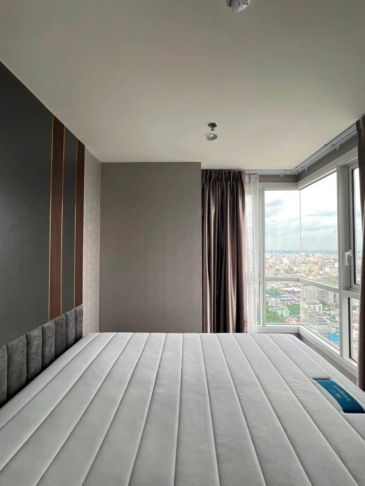 Selling XT Huai Khwang, high floor, unblocked view, corner unit, very private, beautifully decorated, built-in throughout, fully furnished. Book now!