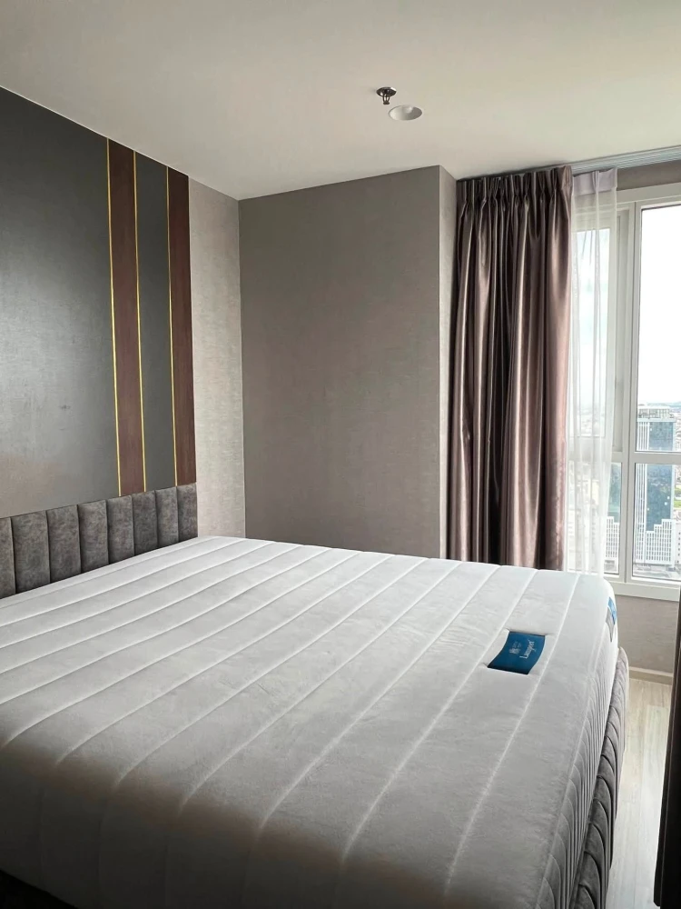 Selling XT Huai Khwang, high floor, unblocked view, corner unit, very private, beautifully decorated, built-in throughout, fully furnished. Book now!
