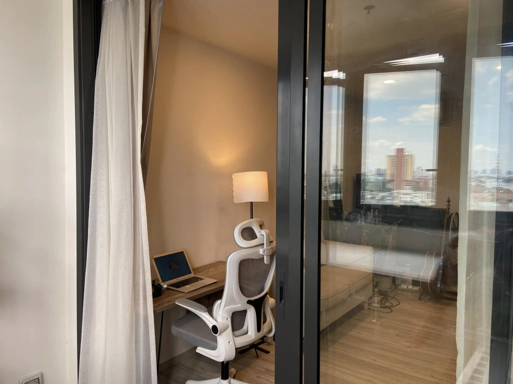 For sale: XT Huai Khwang, room location near the elevator, no room opposite, privacy, great city view, move now, don't hesitate.