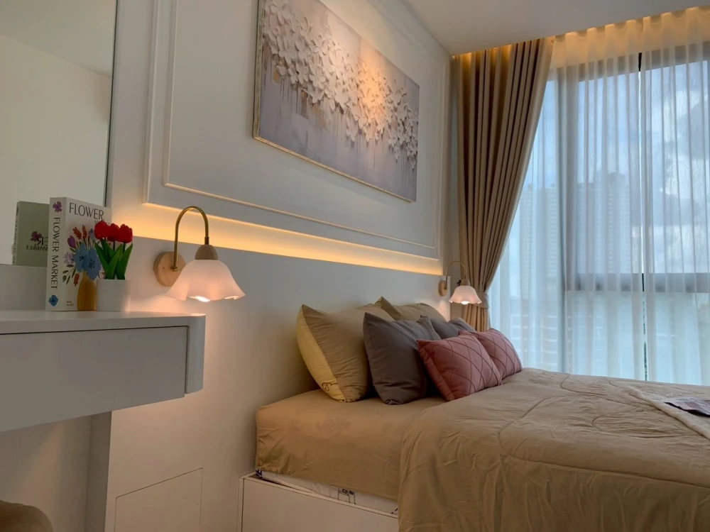 For sale: Zelle Rattanathibet, fully furnished, great atmosphere, built-in bed headboard and wardrobe. Reserve now!