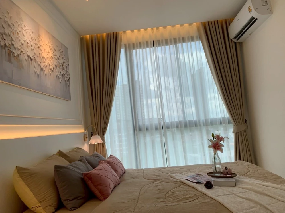 For sale: Zelle Rattanathibet, fully furnished, great atmosphere, built-in bed headboard and wardrobe. Reserve now!