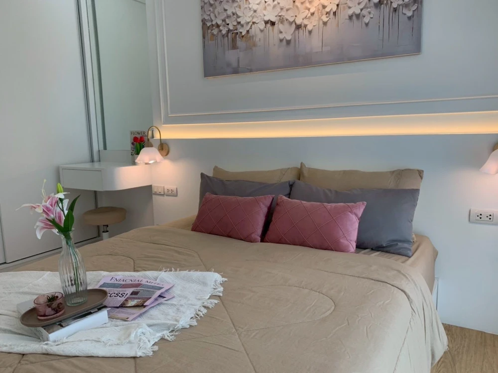 For sale: Zelle Rattanathibet, fully furnished, great atmosphere, built-in bed headboard and wardrobe. Reserve now!