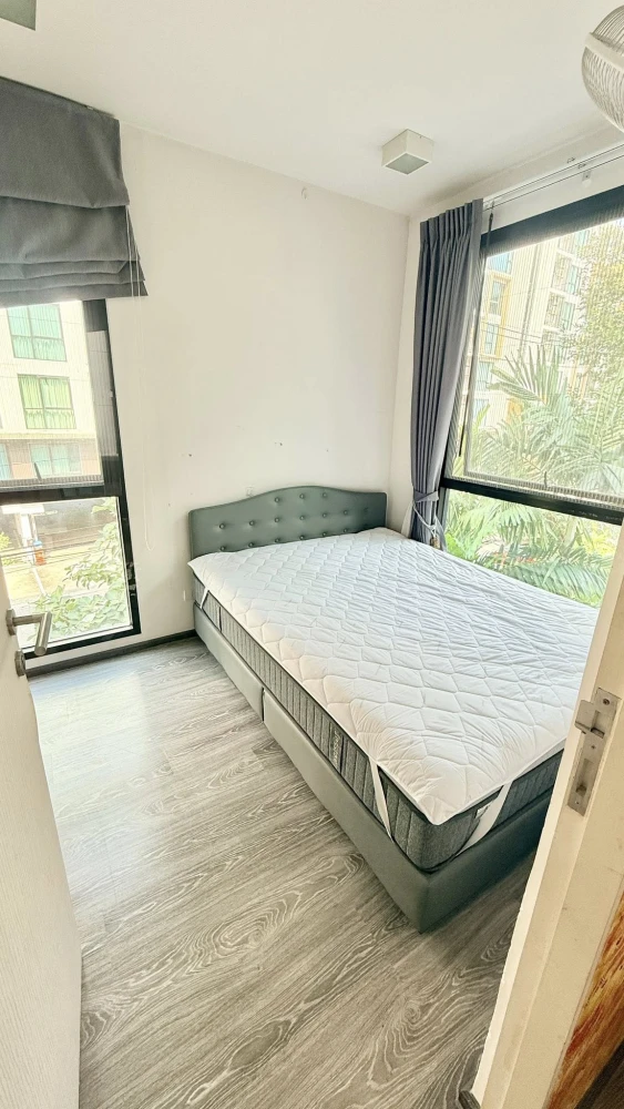 Selling Zelle Rattanathibet, a 52 sq m condo unit on the 3rd floor with a swimming pool view. Beautifully decorated with built-in furniture, ready to