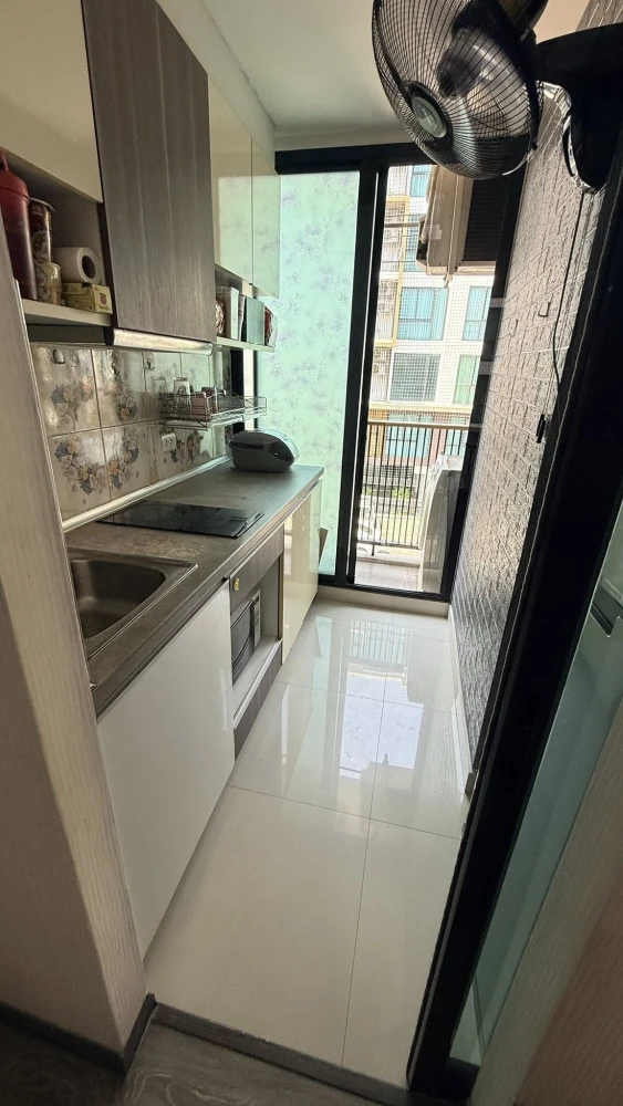 Selling Zelle Rattanathibet, a 52 sq m condo unit on the 3rd floor with a swimming pool view. Beautifully decorated with built-in furniture, ready to
