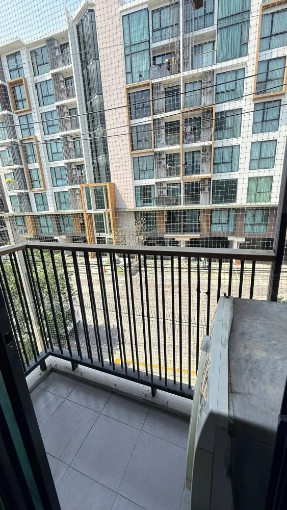 Selling Zelle Rattanathibet, a 52 sq m condo unit on the 3rd floor with a swimming pool view. Beautifully decorated with built-in furniture, ready to
