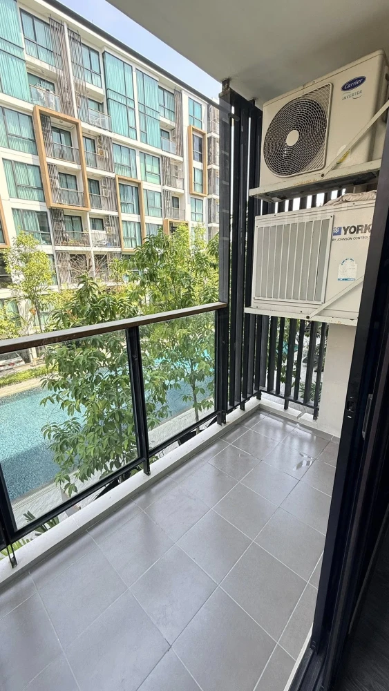 Selling Zelle Rattanathibet, a 52 sq m condo unit on the 3rd floor with a swimming pool view. Beautifully decorated with built-in furniture, ready to