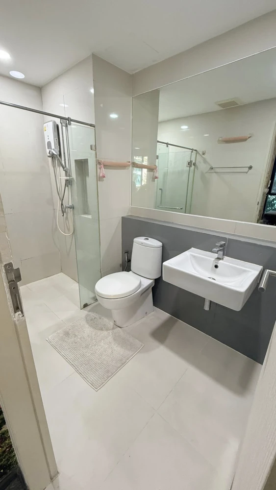Selling Zelle Rattanathibet, a 52 sq m condo unit on the 3rd floor with a swimming pool view. Beautifully decorated with built-in furniture, ready to