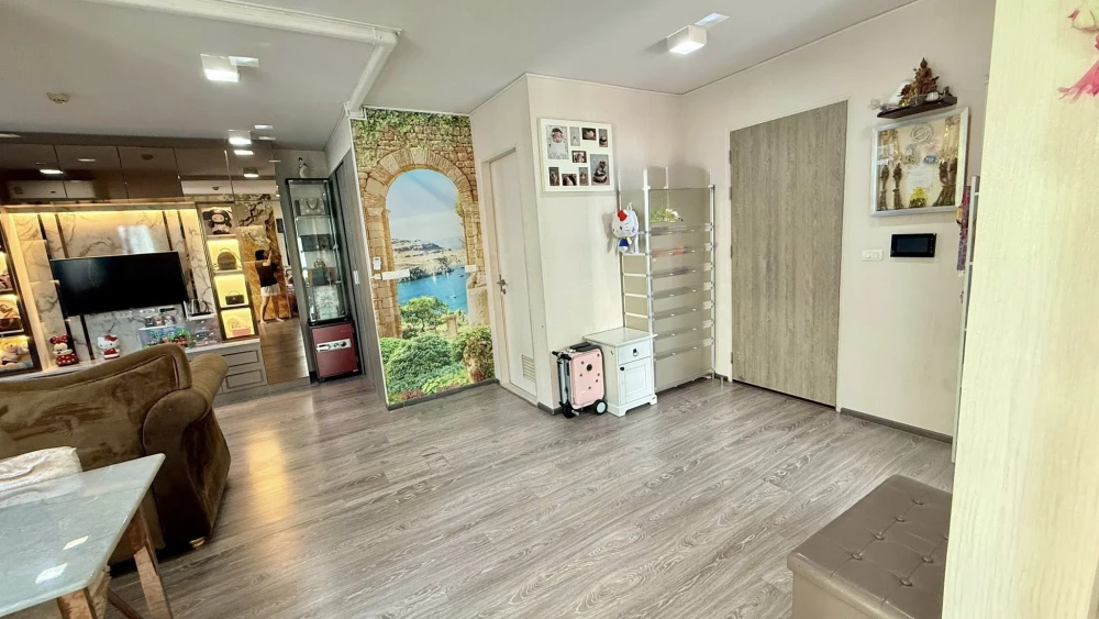 Selling Zelle Rattanathibet, a 52 sq m condo unit on the 3rd floor with a swimming pool view. Beautifully decorated with built-in furniture, ready to
