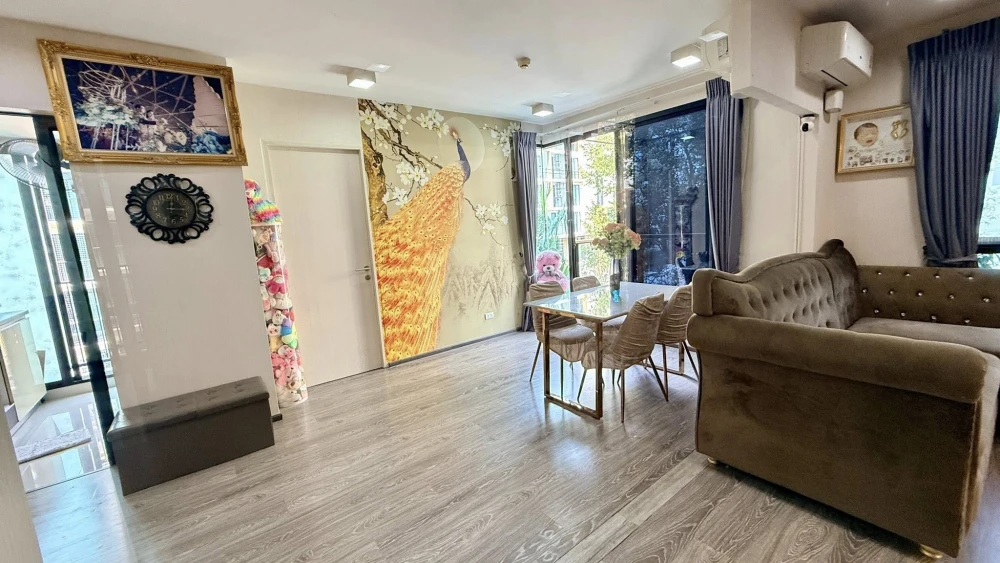 Selling Zelle Rattanathibet, a 52 sq m condo unit on the 3rd floor with a swimming pool view. Beautifully decorated with built-in furniture, ready to