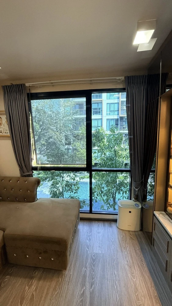Selling Zelle Rattanathibet, a 52 sq m condo unit on the 3rd floor with a swimming pool view. Beautifully decorated with built-in furniture, ready to