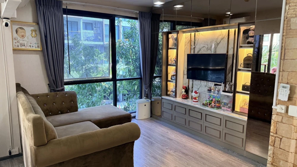 Selling Zelle Rattanathibet, a 52 sq m condo unit on the 3rd floor with a swimming pool view. Beautifully decorated with built-in furniture, ready to