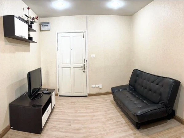 Selling Zenith Place @ Huai Khwang. Spacious and comfortable room. Bedroom features beautiful wallpaper. Book now before it's too late!