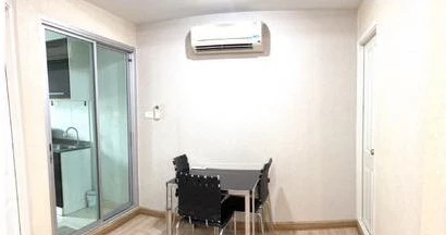 Selling Zenith Place @ Huai Khwang. Spacious and comfortable room. Bedroom features beautiful wallpaper. Book now before it's too late!