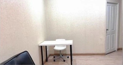 Selling Zenith Place @ Huai Khwang. Spacious and comfortable room. Bedroom features beautiful wallpaper. Book now before it's too late!