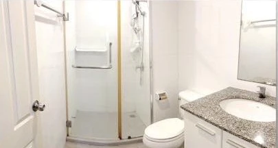 Selling Zenith Place @ Huai Khwang. Spacious and comfortable room. Bedroom features beautiful wallpaper. Book now before it's too late!