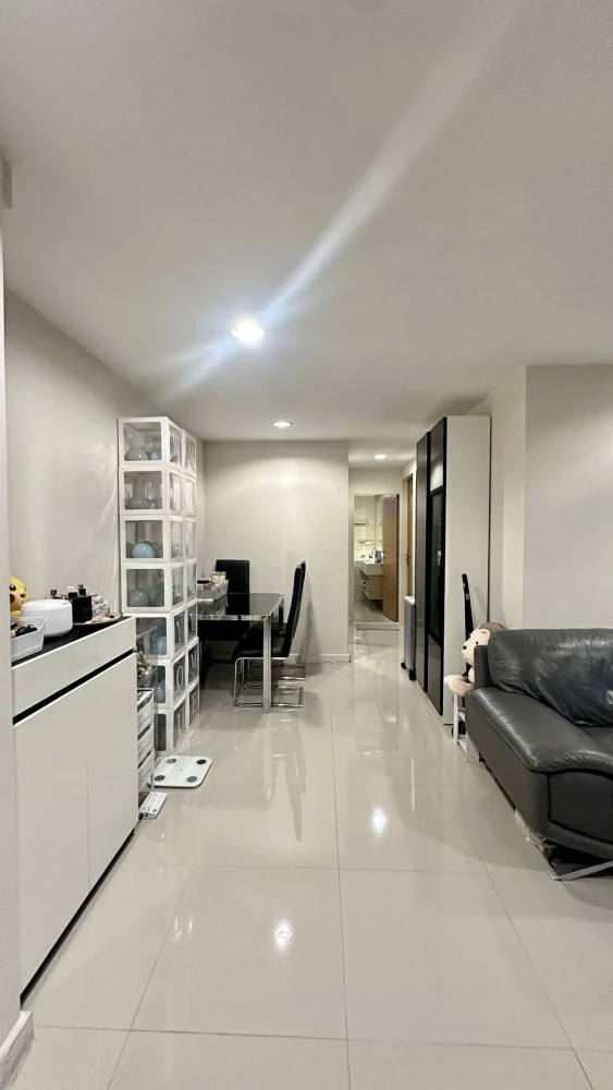 For sale: Zenith place sukhumvit 42, 7th floor room, golf course view, lots of usable space. You'll regret it if you miss it.