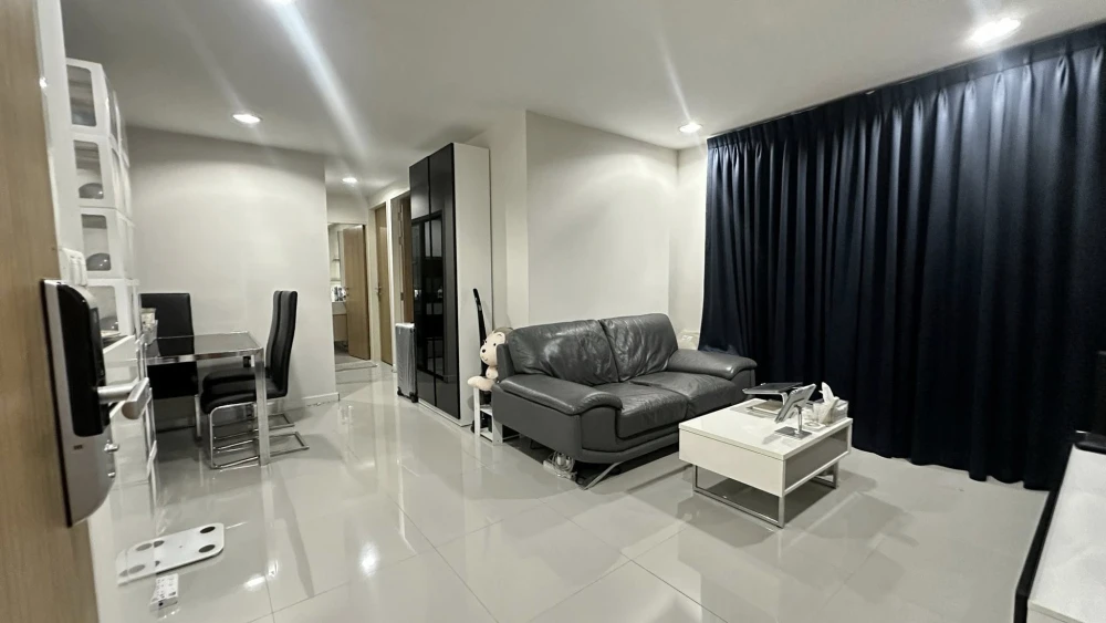 For sale: Zenith place sukhumvit 42, 7th floor room, golf course view, lots of usable space. You'll regret it if you miss it.