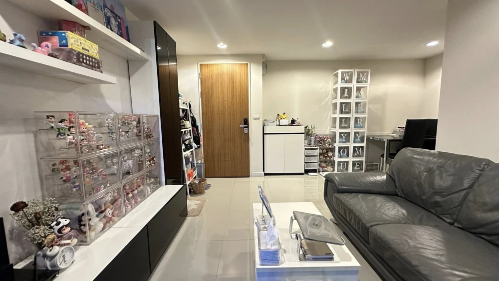 For sale: Zenith place sukhumvit 42, 7th floor room, golf course view, lots of usable space. You'll regret it if you miss it.