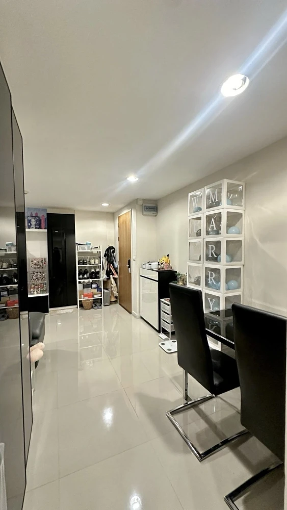 For sale: Zenith place sukhumvit 42, 7th floor room, golf course view, lots of usable space. You'll regret it if you miss it.