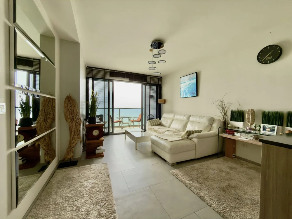Selling a Zire Wongamat condo on the 37th floor with stunning panoramic sea views. The room is huge! Book now, don't hesitate!