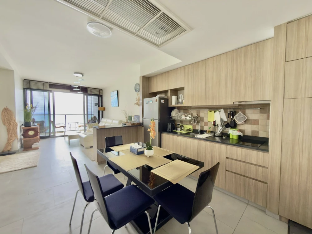 Selling a Zire Wongamat condo on the 37th floor with stunning panoramic sea views. The room is huge! Book now, don't hesitate!