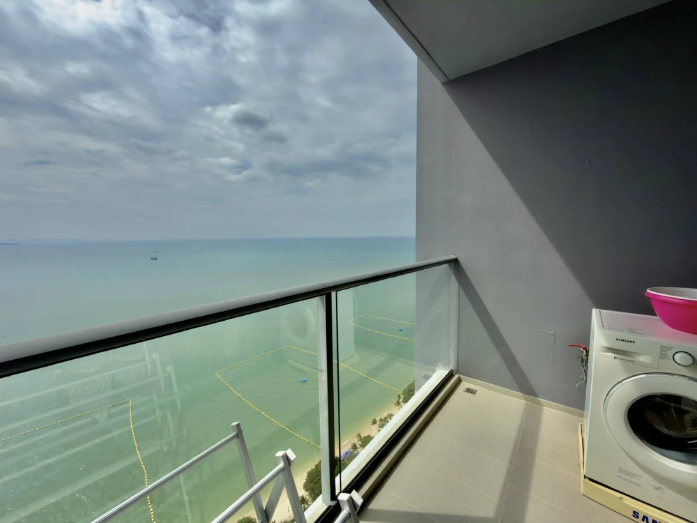 Selling a Zire Wongamat condo on the 37th floor with stunning panoramic sea views. The room is huge! Book now, don't hesitate!
