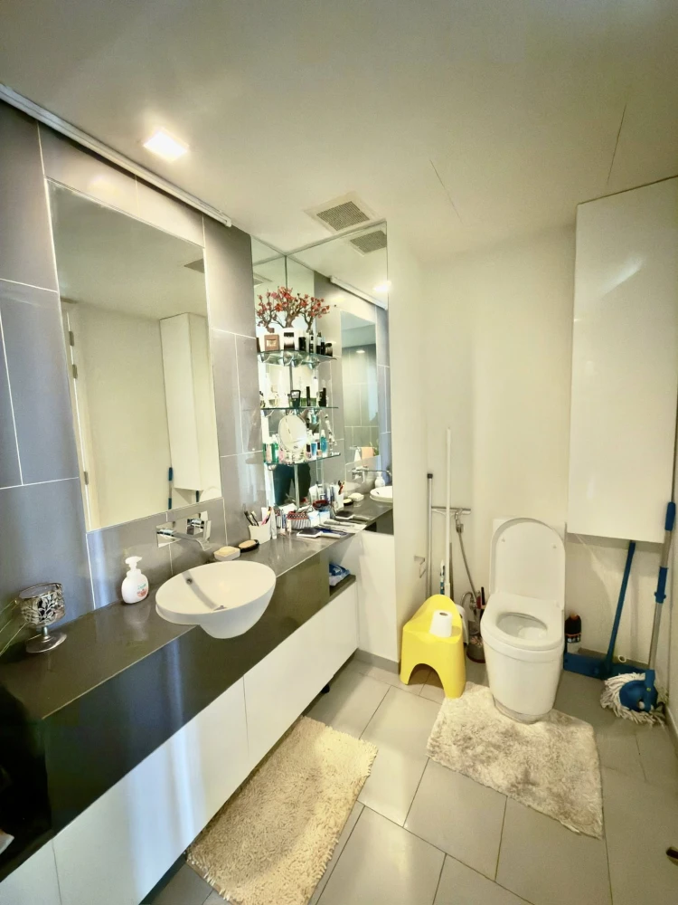 Selling a Zire Wongamat condo on the 37th floor with stunning panoramic sea views. The room is huge! Book now, don't hesitate!