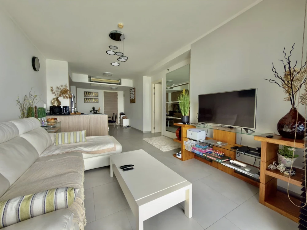 Selling a Zire Wongamat condo on the 37th floor with stunning panoramic sea views. The room is huge! Book now, don't hesitate!