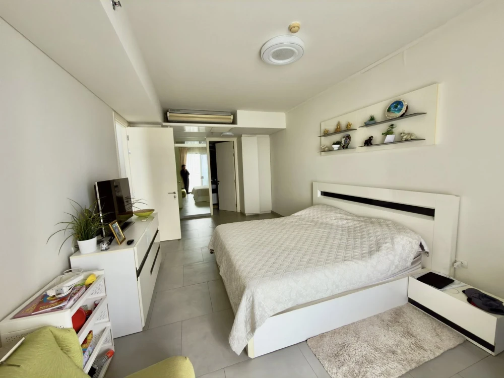 Selling a Zire Wongamat condo on the 37th floor with stunning panoramic sea views. The room is huge! Book now, don't hesitate!