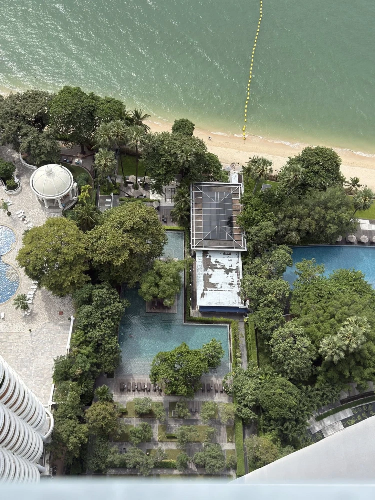 Selling a Zire Wongamat condo on the 37th floor with stunning panoramic sea views. The room is huge! Book now, don't hesitate!