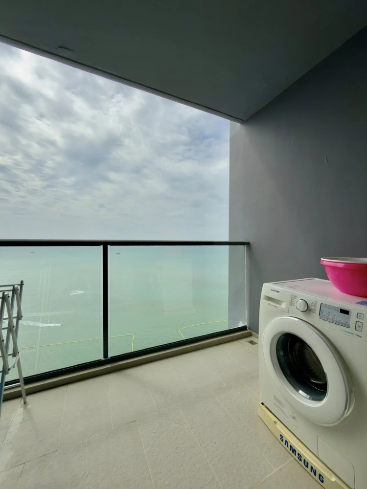Selling a Zire Wongamat condo on the 37th floor with stunning panoramic sea views. The room is huge! Book now, don't hesitate!