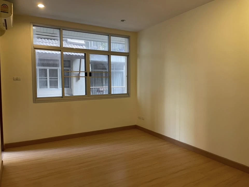 For sale: Klangkrung Resort, Ratchada 7, balcony at the corner of the swimming pool, empty room, clean, spacious, airy, people who like to decorate th images
