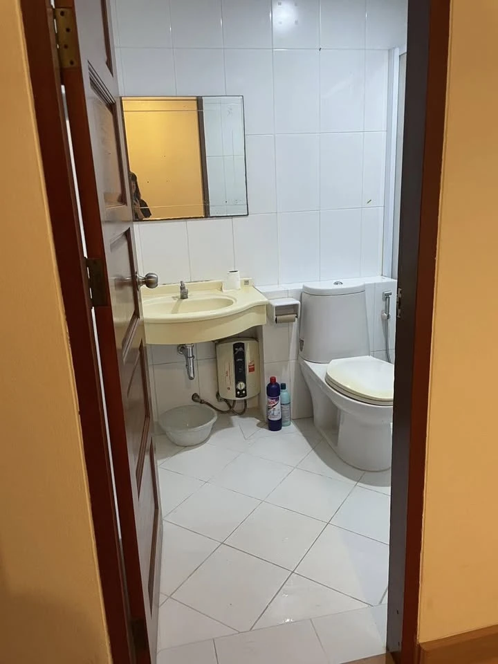 For sale: Klangkrung Resort, Ratchada 7, balcony at the corner of the swimming pool, empty room, clean, spacious, airy, people who like to decorate th