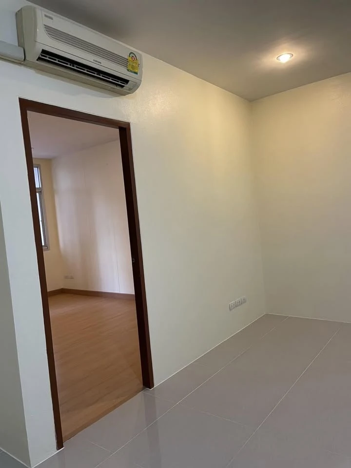 For sale: Klangkrung Resort, Ratchada 7, balcony at the corner of the swimming pool, empty room, clean, spacious, airy, people who like to decorate th