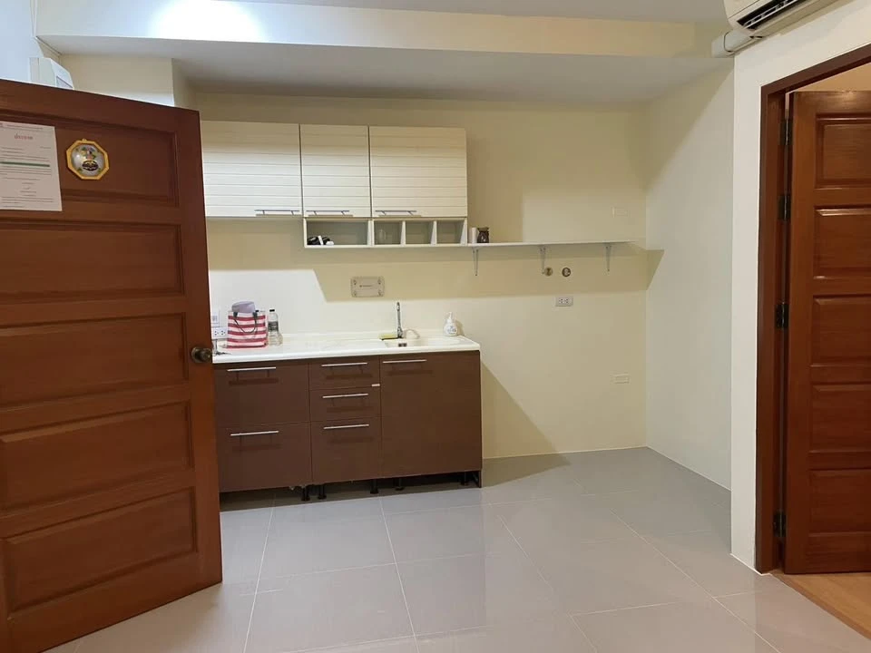 For sale: Klangkrung Resort, Ratchada 7, balcony at the corner of the swimming pool, empty room, clean, spacious, airy, people who like to decorate th