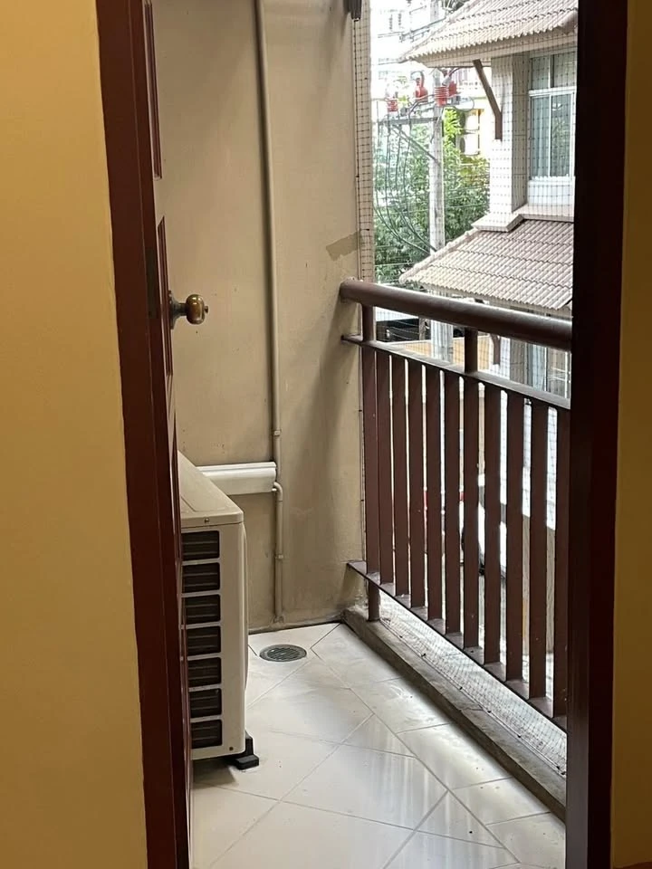 For sale: Klangkrung Resort, Ratchada 7, balcony at the corner of the swimming pool, empty room, clean, spacious, airy, people who like to decorate th