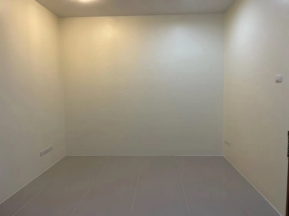 For sale: Klangkrung Resort, Ratchada 7, balcony at the corner of the swimming pool, empty room, clean, spacious, airy, people who like to decorate th