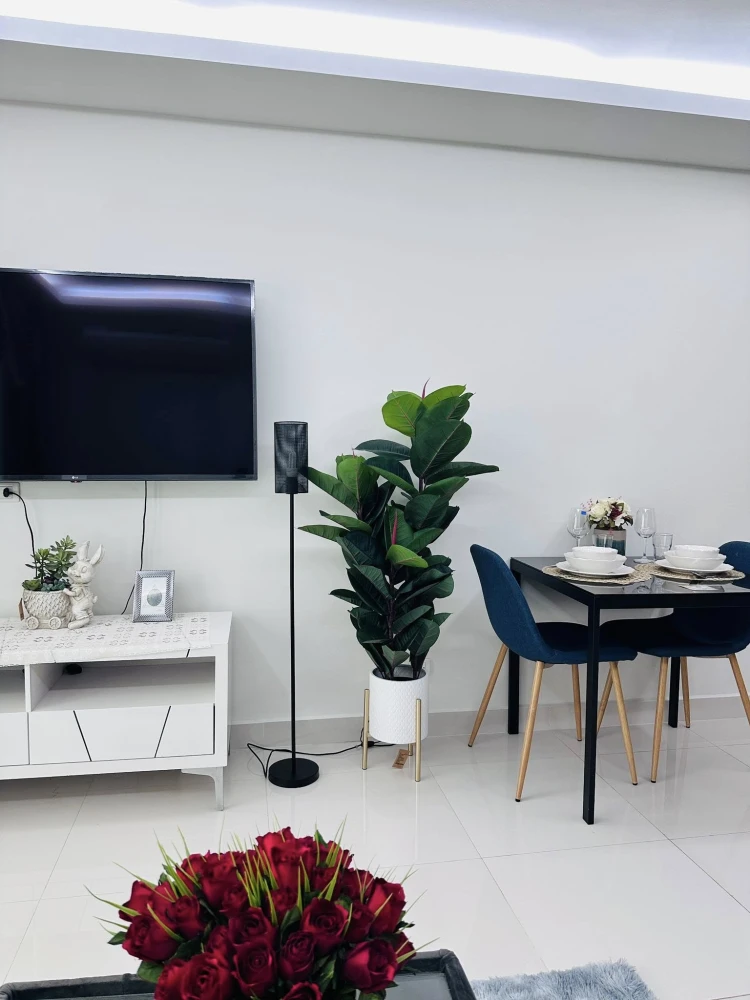 For sale: Club Royal Wongamat (North Pattaya) 2 bedrooms, 2 bathrooms, beautifully decorated, looks good and classy with quality furniture. You must r