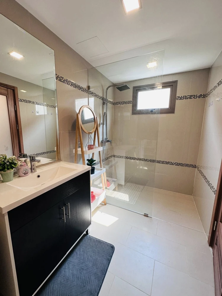 For sale: Club Royal Wongamat (North Pattaya) 2 bedrooms, 2 bathrooms, beautifully decorated, looks good and classy with quality furniture. You must r