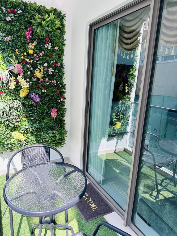 For sale: Club Royal Wongamat (North Pattaya) 2 bedrooms, 2 bathrooms, beautifully decorated, looks good and classy with quality furniture. You must r