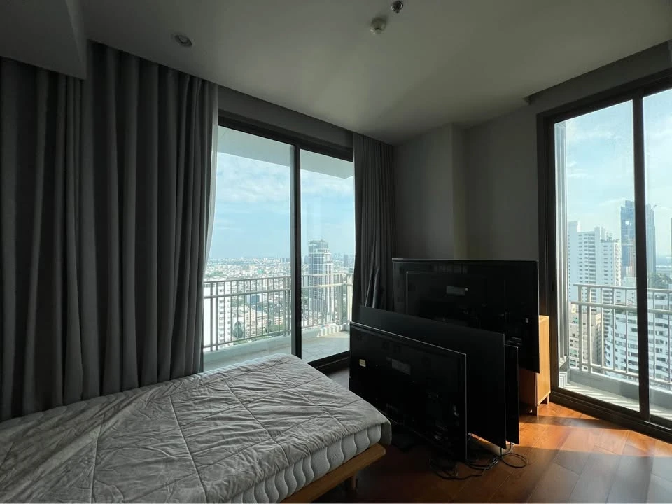 For sale: Quattro by Sansiri, 31st floor, fully furnished and equipped with electrical appliances. Reserve now, don't miss out!