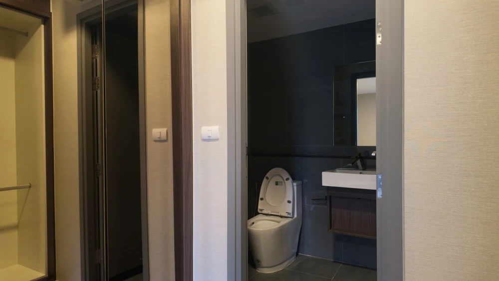 For sale: Quintara Bhumi Sukhumvit 39, unfurnished unit in excellent condition, perfect for your own interior design. Prime city location.