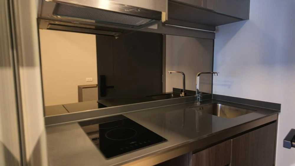 For sale: Quintara Bhumi Sukhumvit 39, unfurnished unit in excellent condition, perfect for your own interior design. Prime city location.