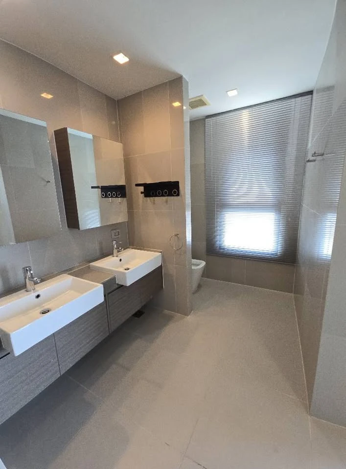 For sale: Quinn Ratchada 17, 31st floor, Building B, North facing with stunning views, no obstructing buildings. Wallpaper throughout the unit. First