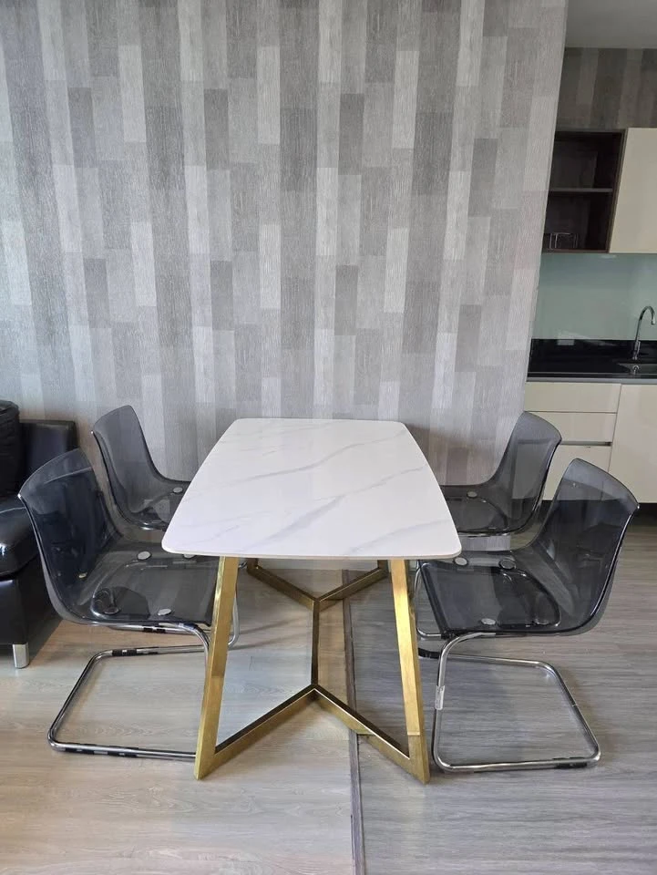 For sale: Quinn Ratchada 17, 31st floor, Building B, North facing with stunning views, no obstructing buildings. Wallpaper throughout the unit. First