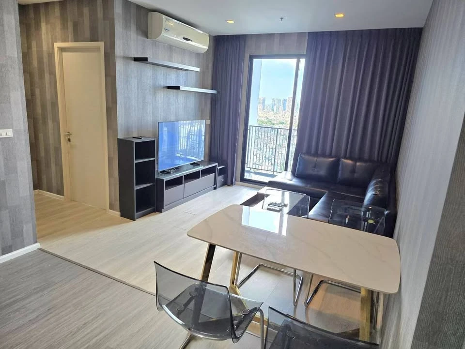 For sale: Quinn Ratchada 17, 31st floor, Building B, North facing with stunning views, no obstructing buildings. Wallpaper throughout the unit. First