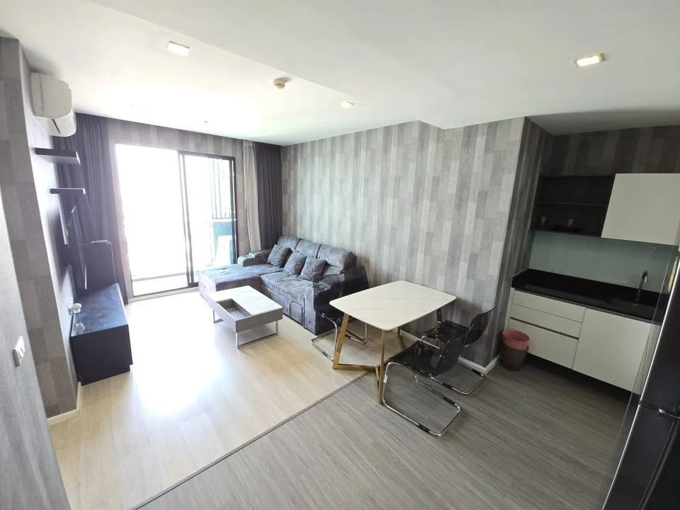For sale: Quinn Ratchada 17, 31st floor, Building B, North facing with stunning views, no obstructing buildings. Wallpaper throughout the unit. First