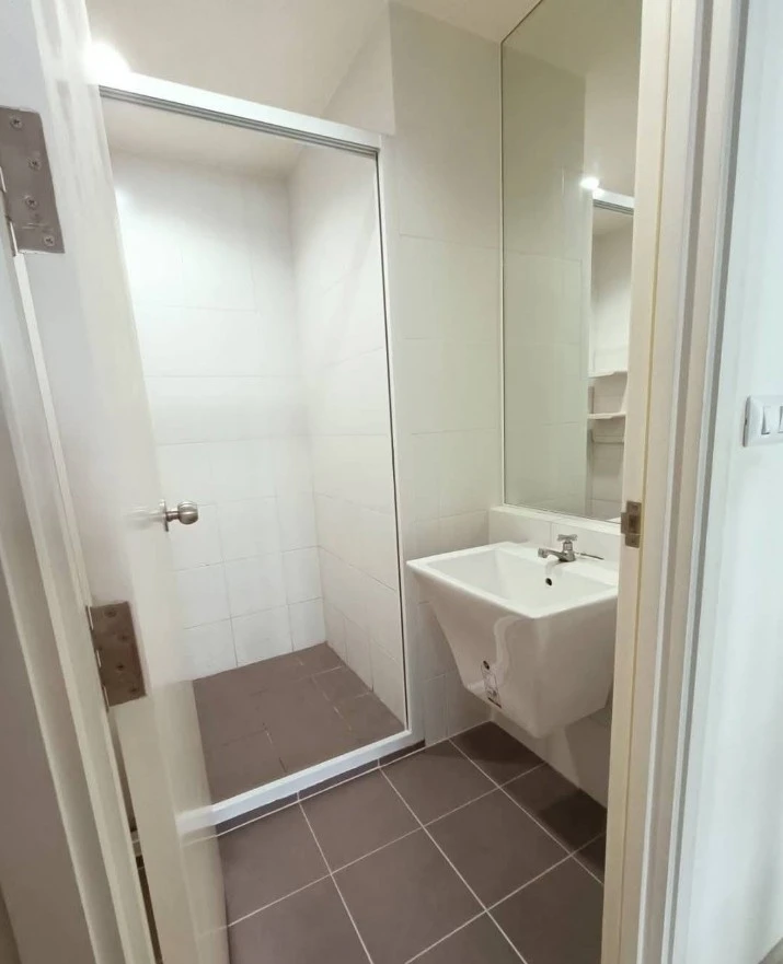Condo for sale: Aspire Rattanathibet2, empty room, reasonable price, those who like to decorate rooms should not miss it.